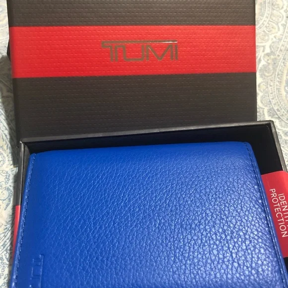 Copy for @nineofhearts Tumi SLG leather card case - Picture 1 of 7